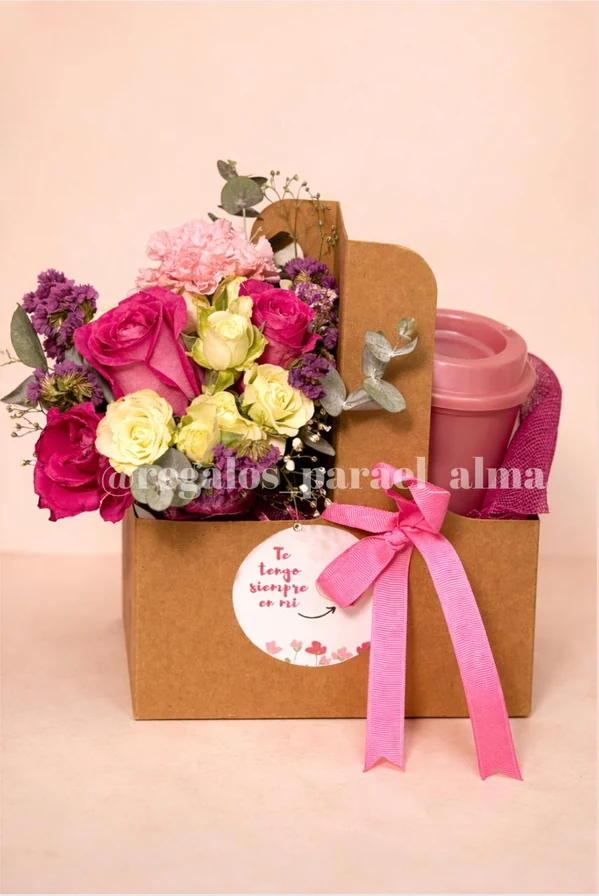 Caja con flores rosas, blancas y amarillas y vaso para café en tono rosa