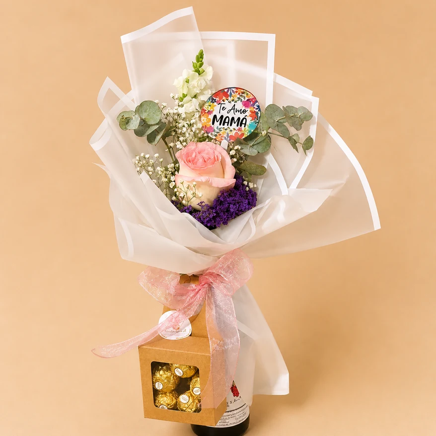Botella de vino decorada con rosa, chocolates y moño en tonos suaves